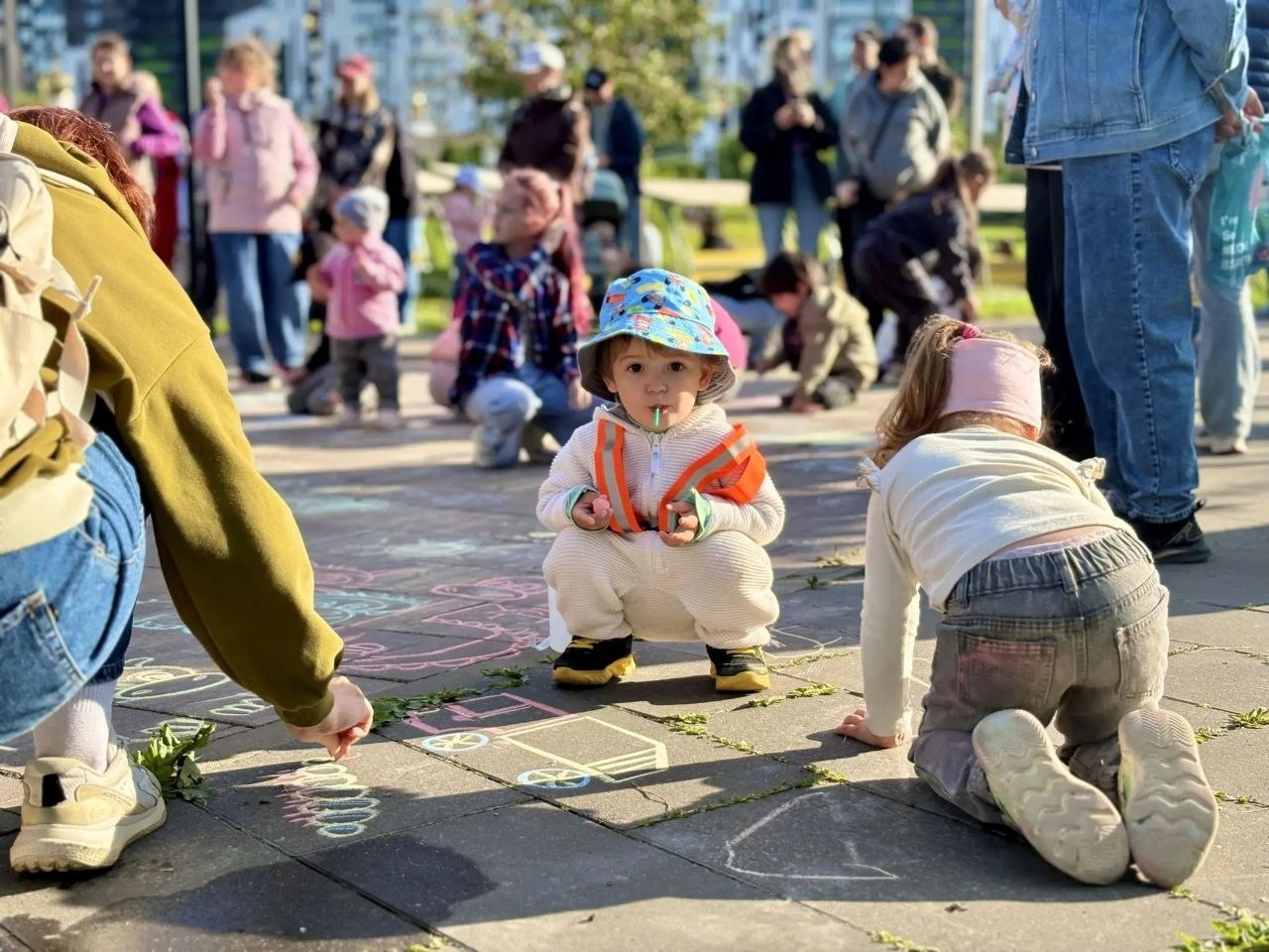 В парке «Оккервиль» продолжаются дискотеки на свежем воздухе.