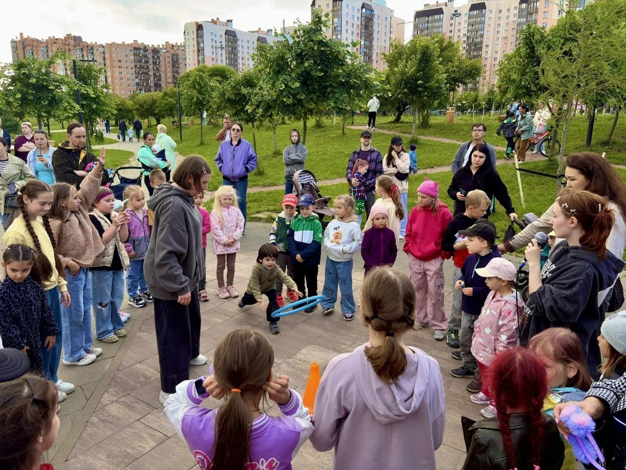 В парке «Оккервиль» продолжаются дискотеки на свежем воздухе.