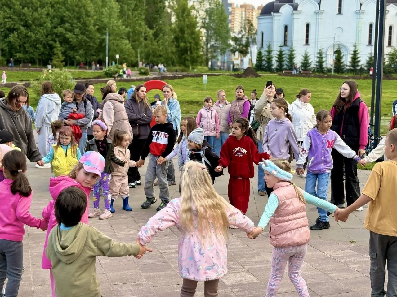 В парке «Оккервиль» продолжаются дискотеки на свежем воздухе.