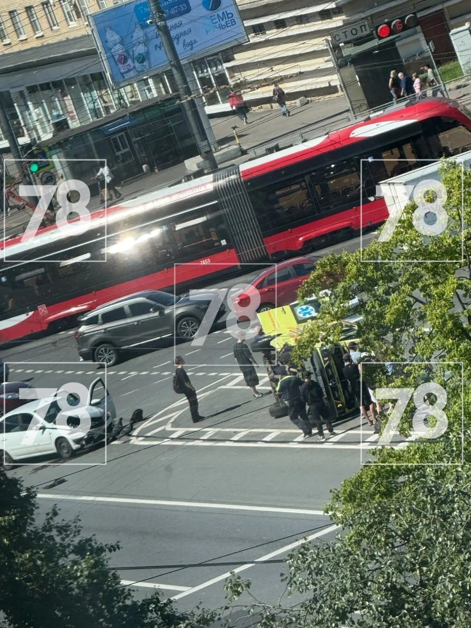 🚑 Скорая перевернулась на перекрёстке в Невском районе