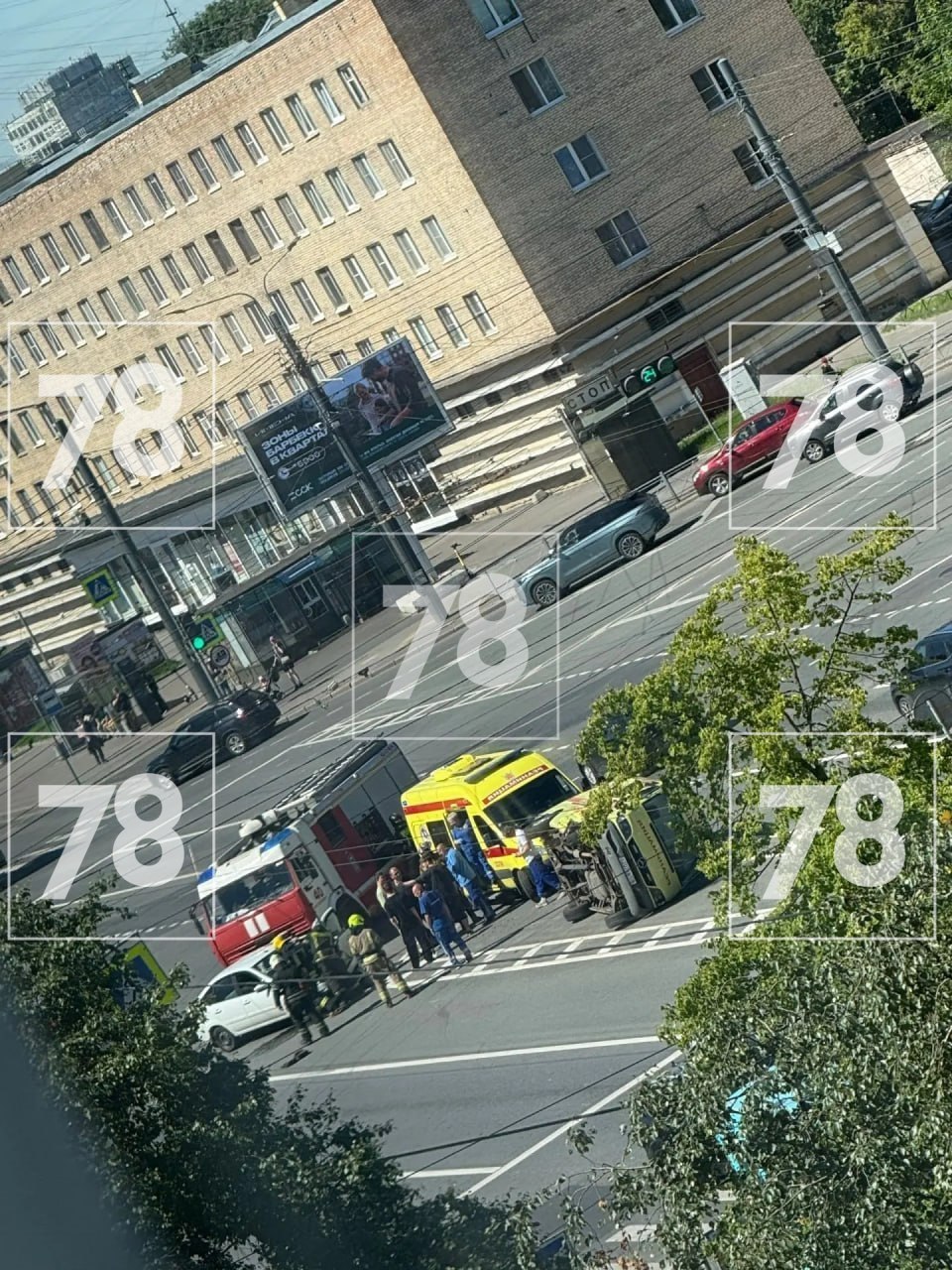 🚑 Скорая перевернулась на перекрёстке в Невском районе